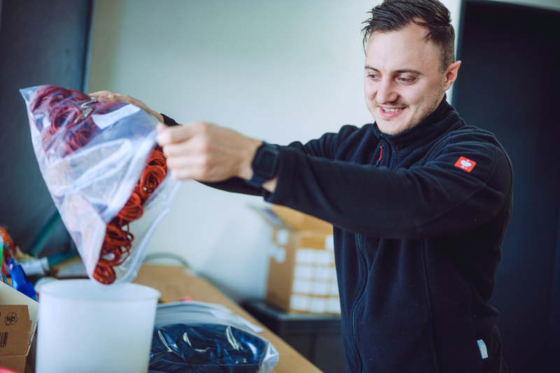 Silikon O-Ringe werden gezählt und umverpackt