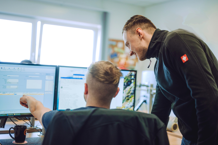 Zwei Mitarbeiter des Teams NH O-RING besprechen einen Auftrag
